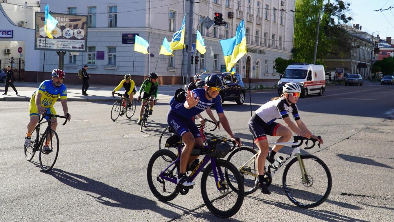 Estónsky politik na podporu Ukrajiny bicykloval z Tallinnu do Kyjeva.