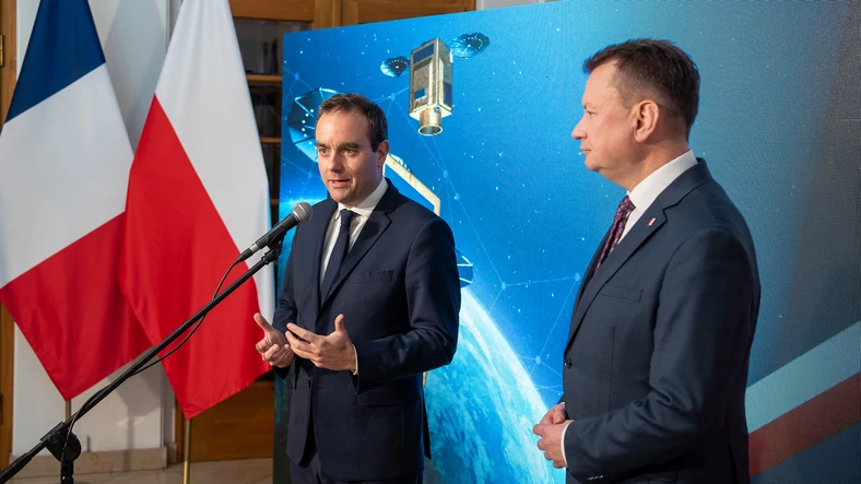 Od lewej: Sebastien Lecornu, minister obrony Francji, oraz Mariusz Błaszczak, minister obrony Polski