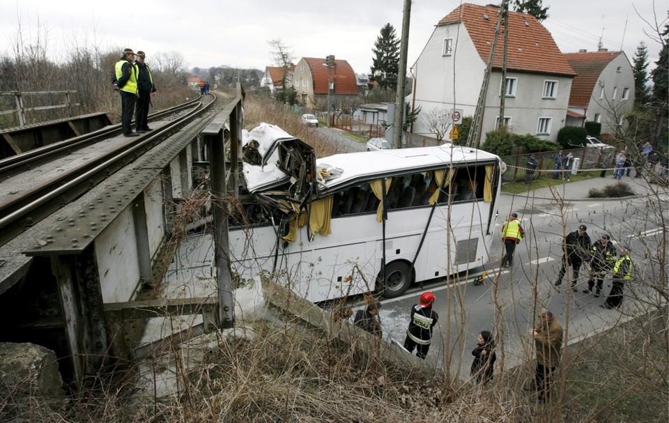 ŚWIDNICA WYPADEK AUTOBUS DZIECI RANNI