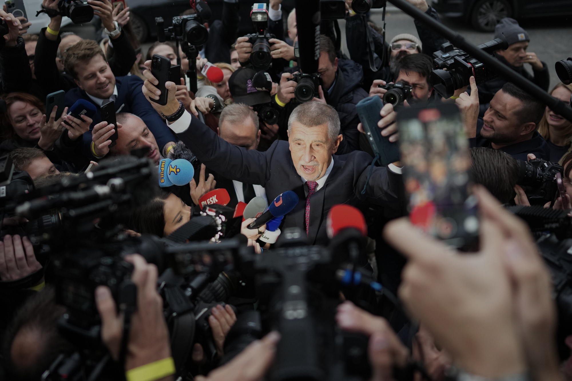 Český expremiér a predseda opozičného hnutia ANO Andrej Babiš ukazuje víťazné gesto počas príchodu do volebného štábu ANO po druhom dni volieb do Poslaneckej snemovne Parlamentu ČR v Prahe.