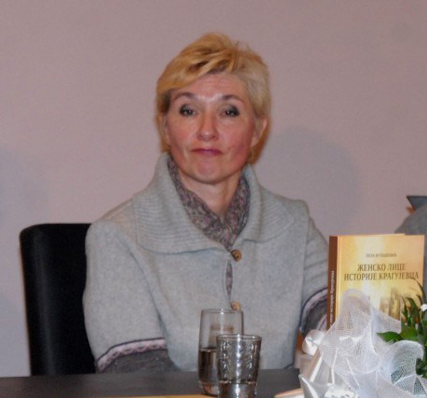 Lela je smenjena, jedina nije dobila 20.000 za osmi mart, udarali su je na pijaci i sve to zato što je rektor ljubomoran jer on ne može da postane član SANU, čiji je ona sekretar