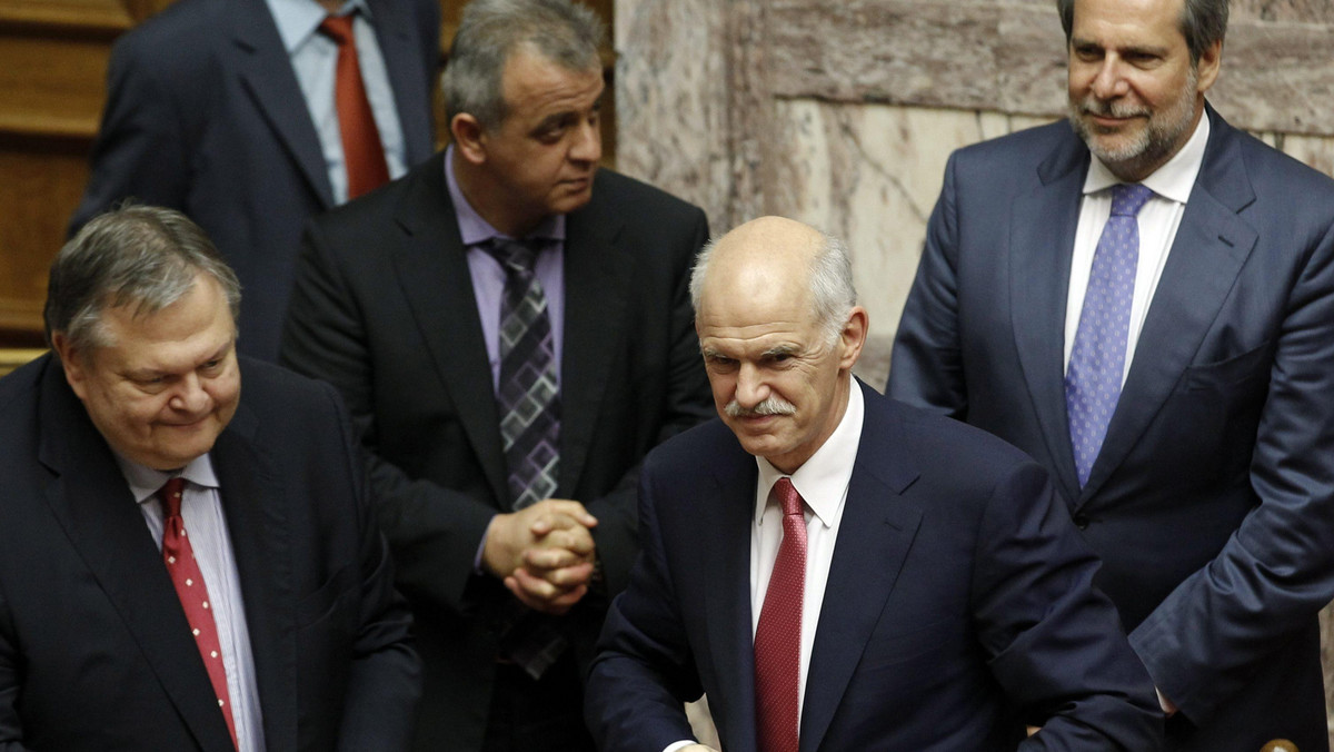 Parlament w Atenach udzielił wotum zaufania rządowi premiera Jeorjosa Papandreu. W przeprowadzonym w nocy z wtorku na środę głosowaniu, rząd poparli wszyscy deputowani rządzącej partii PASOK - w sumie 155 osób. Przeciwko głosowało 143 parlamentarzystów, dwóch było nieobecnych.
