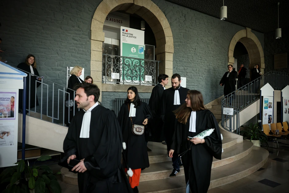 Advokati na sudu u Vanu prvog dana suđenja Žoelu le Skuarneku