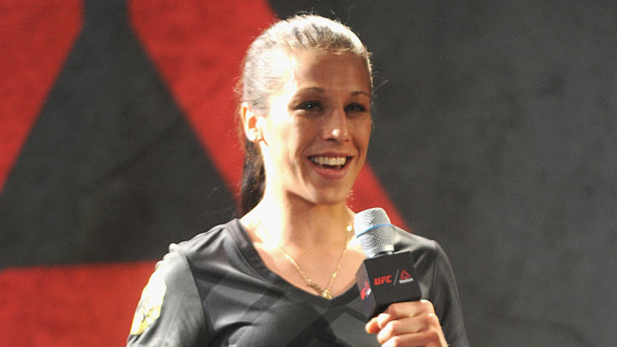 Joanna Jędrzejczyk robi wiele, by promować MMA w Polsce. Mistrzyni UFC postanowiła zaprezentować swoje umiejętności w sparingu z byłym siatkarzem reprezentacji Polski Łukaszem Kadziewiczem, któremu pokazała kilka podstawowych chwytów. Wszystko to możemy zobaczyć na filmie umieszczonym na jej profilu na Facebooku.