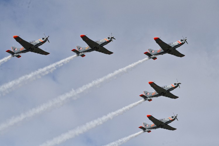 Przelot samolotów i śmigłowców.