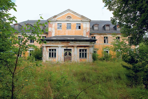 Pałac von Wernitzów, ostatnich właścicieli Tymawy. W PRL odbywały się tu obozy letnie, a pałacowe stajnie przerobiono na chlewnie i obory.