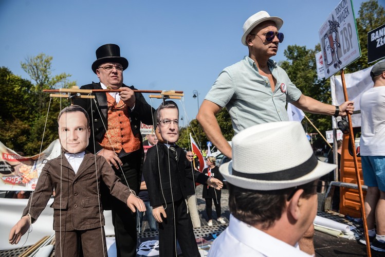 Manifestacja frankowiczów przeszła spod Belwederu pod Sejm