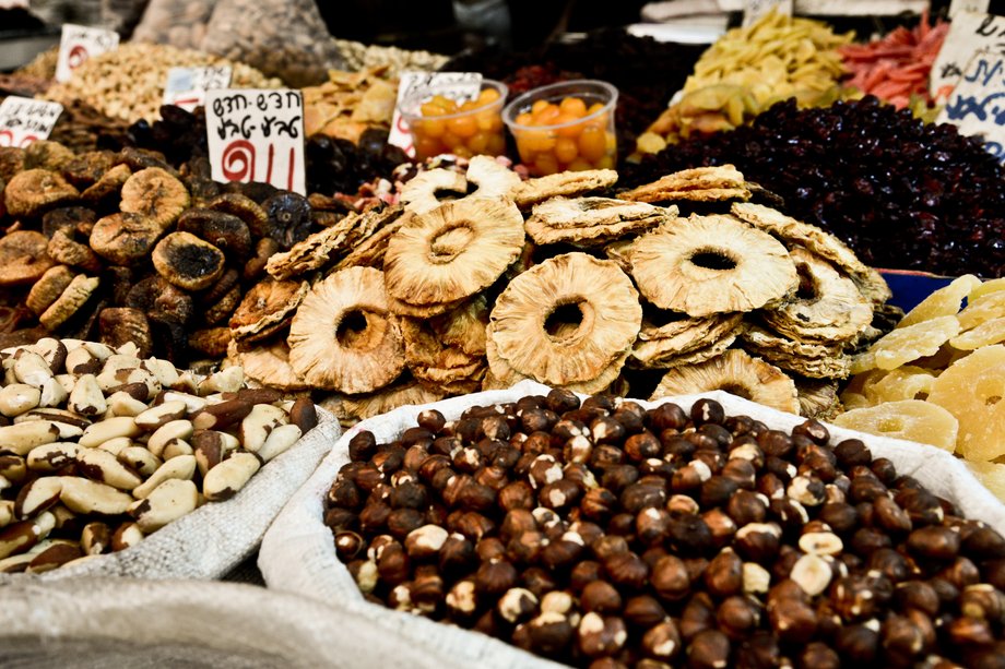 Mahaneh Jehuda - - codziennie zakupy na lokalnym jerozolimskim bazarze, pełnym straganów ze świeżymi warzywami i owocami, aromatycznymi przyprawami, bakaliami, pieczywem, lokalną chałwą sprzedawaną na kilogramy i baklawą. 