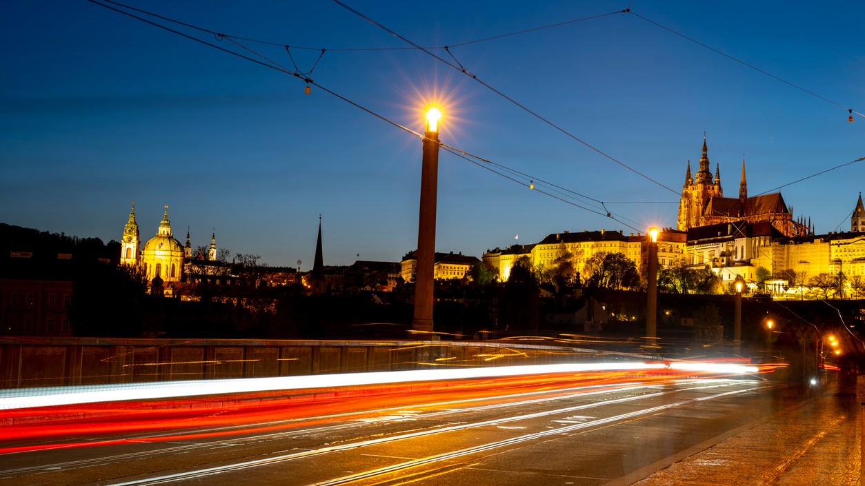 Revolúcia v Prahe: Parkovanie pri lampe = nabíjanie! Mesto mení stĺpy na nabíjačky.