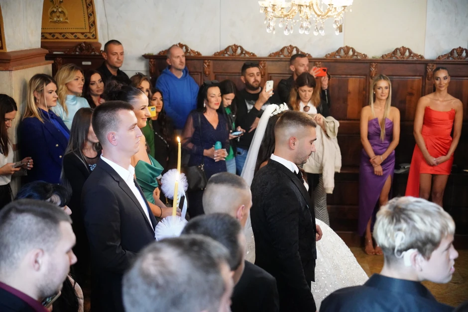 Nikola (levo, drži sveću) na venčanju