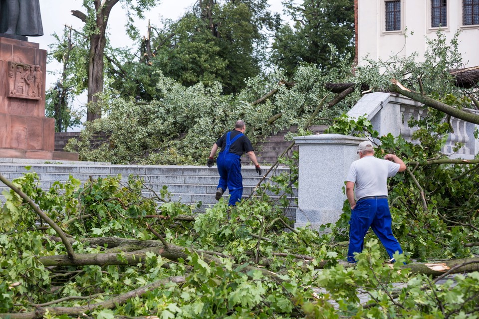 GNIEZNO ZNISZCZENIA PO NAWAŁNICY (usuwanie zniszczeń)