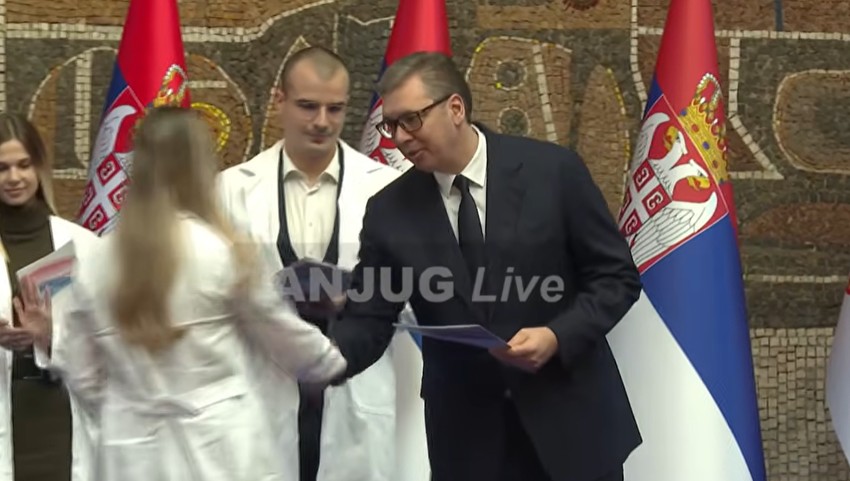 Aleksandar Vučić dodeljuje ugovore u radu uspešnim diplomcima Medicinskih fakulteta