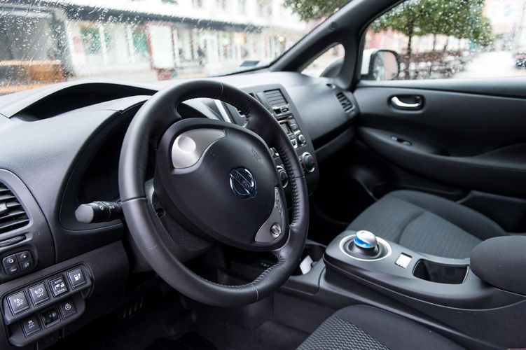 'Użytkownicy systemu będą mogli korzystać z wielu przywilejów miejskich takich, jak m.in. darmowy parking w całym mieście, dedykowane Vozilli miejsca parkingowe w ścisłym centrum Wrocławia, możliwość korzystania z większości pasów ruchu uprzywilejowanego (buspasy) czy wjazd w strefy zamknięte dla samochodów spalinowych' - czytamy dalej. <br><br>
fot. (mk/nlat) PAP/Maciej Kulczyński