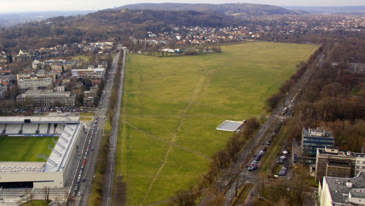 Krakowska Strefa Kibica powstanie przy Hali 100-lecia Cracovii i Centrum Osób Niepełnosprawnych. Pierwszy mecz zobaczymy już dziś. Organizatorami strefy są Miasto Kraków, Stowarzyszenie KS Cracovia 1906 oraz Małopolska Organizacja Turystyczna.