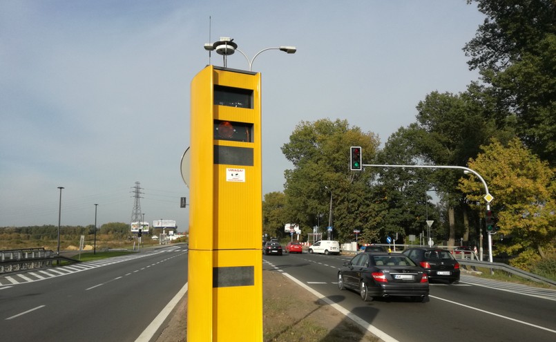 W tym duecie przewodzi fotoradar - by zadziałała kamera zdjęcie auta, którego kierowca złamał przepisy najpierw musi zrobić "żółty strażnik"