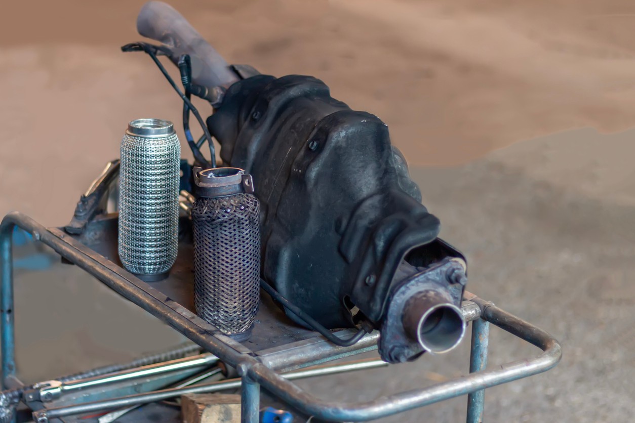 Upchatý DPF filter vybraný z dieselového motora – sadze zaplnili celú keramickú štruktúru. Výmena takéhoto filtra stojí až 3 500 eur. 