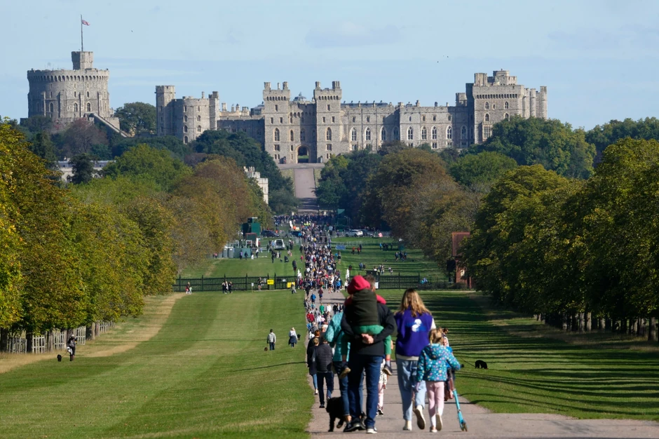 Ljudi polažu cveće kod Vindzora