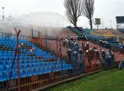 Tak policjanci strzelają do kibiców