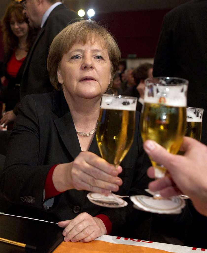 Kelner oblał Merkel piwem. FILM