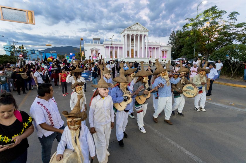 Na ulicach miast organizowane są kolorowe, radosne parady.