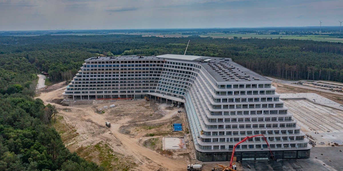 Kontrowersje wzbudza skala inwestycji. Budynek o bryle nawiązującej do statku pasażerskiego ma aż 11 kondygnacji i dwie podziemne. Powstanie w nim 1,4 tys. pokoi. Na zdjęciu stan z czerwca 2021 r. 