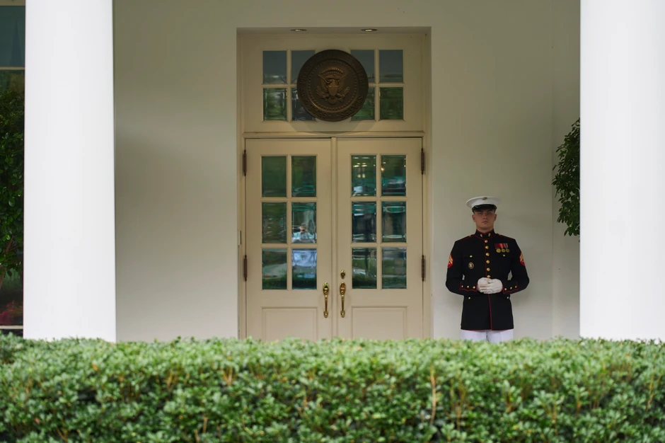 Čuvar ispred zapadnog krila Bele kuće tokom sastanka Donalda Trampa i bezbednosnih zvaničnika u sobi za vanredne situacije 17. juna