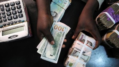 A trader changes dollars for naira at a currency exchange store in Lagos, Nigeria.   REUTERS/Joe Penney/File Photo