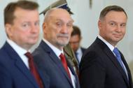 Szef MON Mariusz Błaszczak, poseł PiS Antoni Macierewicz i prezydent Andrzej Duda   w Pałacu Prezydenckim.
