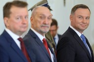 Szef MON Mariusz Błaszczak, poseł PiS Antoni Macierewicz i prezydent Andrzej Duda   w Pałacu Prezydenckim.