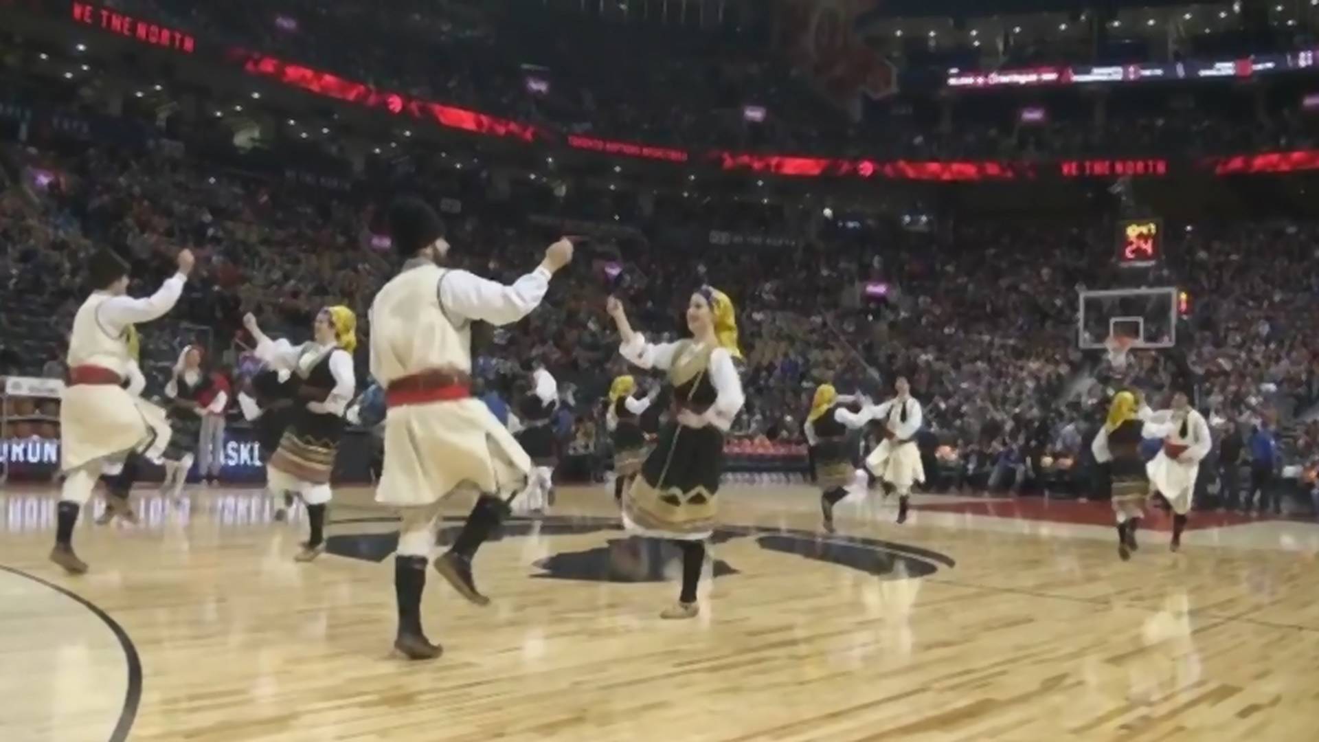 Zaigrali su srpski folklor na NBA utakmici i oduševili svet