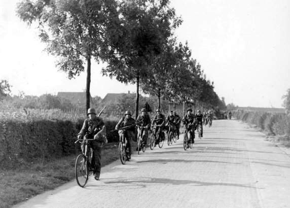 Oddział SS przemieszczający się przy użyciu rowerów (fot. Bundesarchiv, Bild 183-S73823 / CC-BY-SA 3.0).