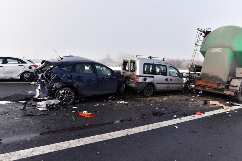 Karambol na A1. Ponad 70 rozbitych aut niedaleko Piotrkowa Trybunalskiego.