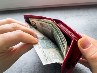 Jak potrącić należności z pensji obejmującej dodatek stażowy i ekwiwalent za pranie odzieży roboczej