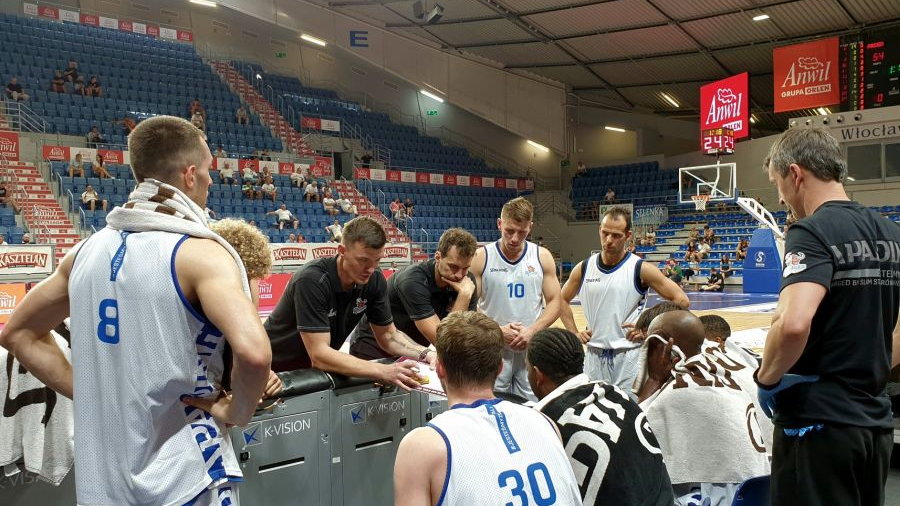 Trener Majewski i jego zawodnicy   fot Arged BMSLAM Stal Ostrów Wlkp