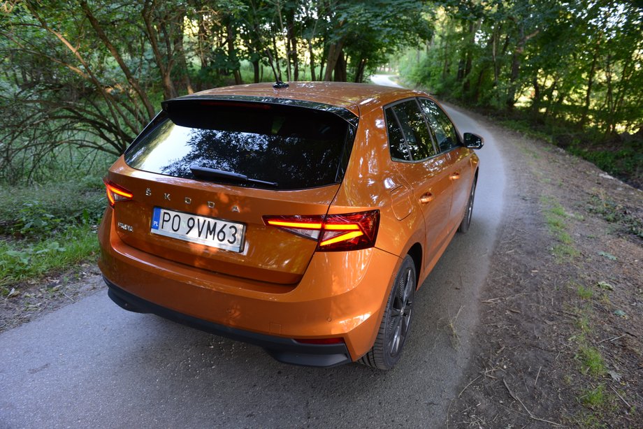 Skoda Fabia nawet w podstawowej wersji kosztuje ponad 60 tys. zł, a testowany, bogato wyposażony egzemplarz to już zupełnie inna liga. Takie auto może kosztować nawet ponad 100 tys. zł!