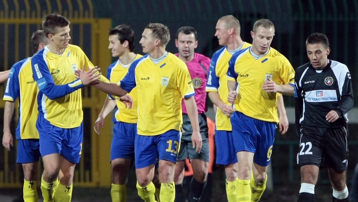 Arka Gdynia wygrała na boisku rywala z Polonią Warszawa 2:0 (1:0) w pierwszym ćwierćfinałowym meczu o Puchar Ekstraklasy. Bramki dla drużyny gości strzelili Bartosz Karwan i Marcin Wachowicz. Rewanż zostanie rozegrany 31 marca.