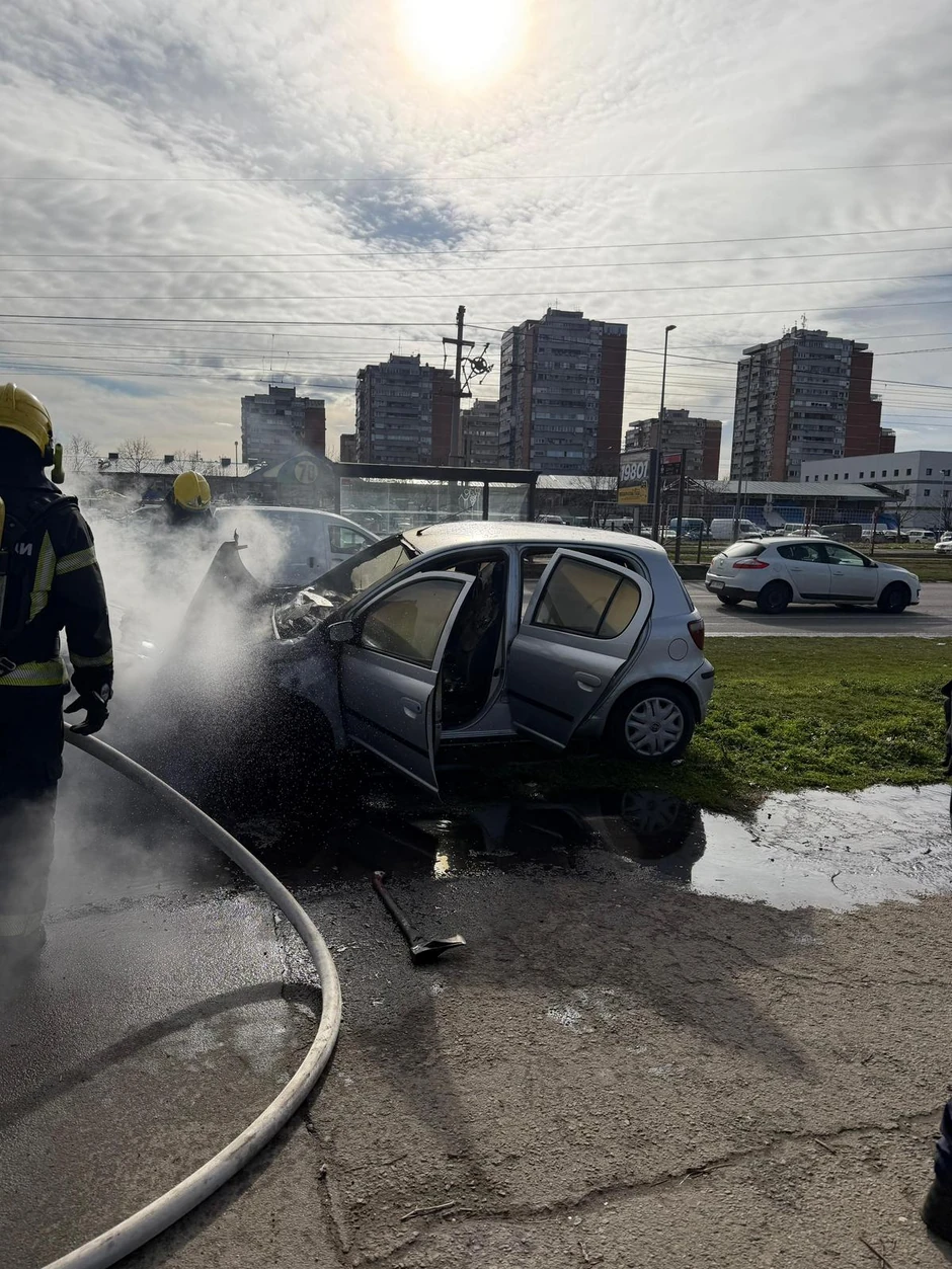 Požar blok 70, zapaljeni automobili, Novi Beograd