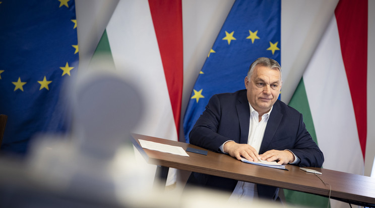 A Miniszterelnöki Sajtóiroda által közreadott képen Orbán Viktor miniszterelnök a másnapi franciaországi rendkívüli EU-csúcs előkészítéseként videókonferencia keretében egyeztet Charles Michellel, az Európai Tanács elnökével, valamint Szlovákia, Írország és Spanyolország miniszterelnökével a Karmelita kolostorban 2022. március 9-én. Orbán Viktor világossá tette: a magyar kormány nem fogja megengedni, hogy a háború árát a magyarokkal fizettessék meg. / Fotó: MTI/Fischer Zoltán