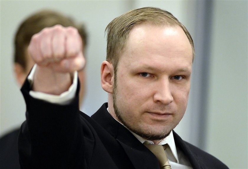 Breivik przed sądem pokazuje pięść 