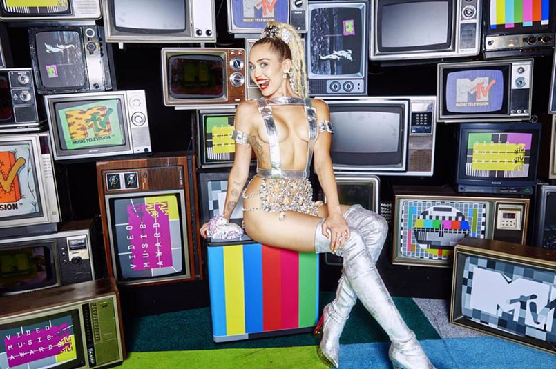 Miley Cyrus w tym roku powierzono rolę gospodyni gali. Zrobiła wszystko, by ukraść całe show. Na MTV przyszła w balonie, a potem zaprezentowała całą galerię dziwacznych kreacji z lateksu i pasków, bo zmieniała stroje co kilka minut. Wreszcie w press roomie na oczach dziennikarzy i fotoreporterów zapaliła jointa.