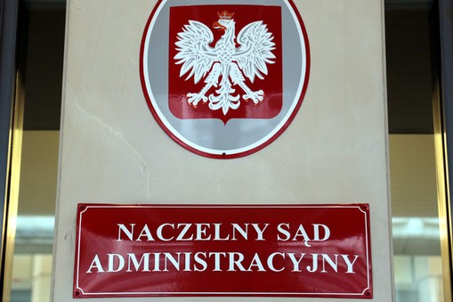 Urodzone przez matkę zastępczą w Kanadzie dziecko, którego rodzice w akcie urodzenia to dwóch mężczyzn – w tym polski obywatel – ma prawo do potwierdzenia polskiego obywatelstwa – orzekł w środę Naczelny Sąd Administracyjny. 