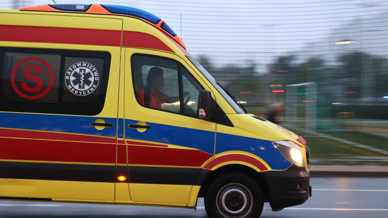 Kobieta spadła z balkonu do rzeki i zmarła na miejscu. Tragedia w Szczytnej
