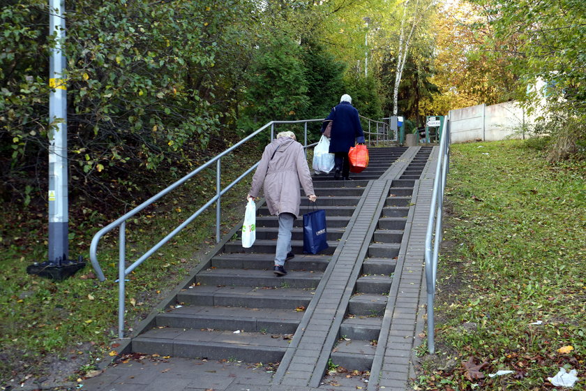 Wolontariusze uprzątną groby i zapalą świeczki.