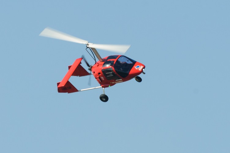Wiatrakowiec straży pożarnej z Baranowa podczas pokazu lotniczego, 13 bm. Na poznańskim lotnisku Ławica odbywają się pokazy lotnicze Aerofestival 2015. (jk/cat) PAP/Jakub Kaczmarczyk