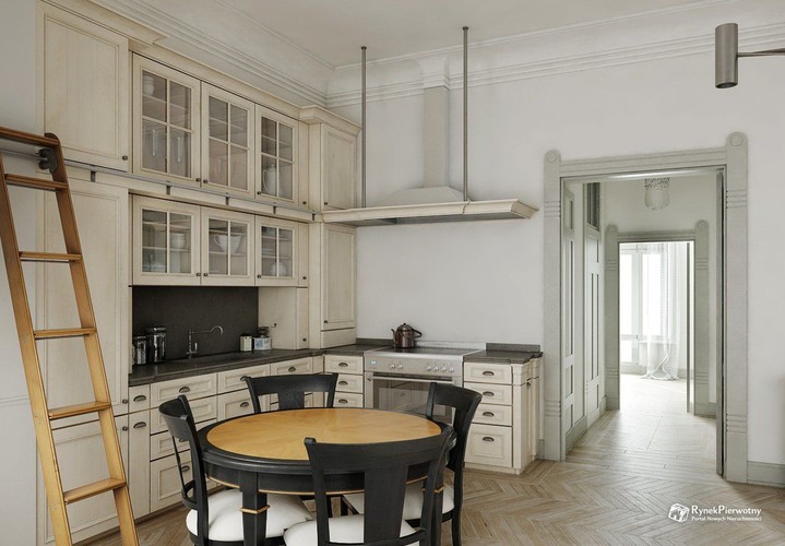 Mieszkanie numer M14 w inwestycji „Rakowicka 8”, lokalizacja: Kraków, Grzegórzki, ul. Rakowicka 8 (0,5 km od centrum Krakowa), ofertowa cena za 1 mkw. - 12 300 zł, ofertowa cena za mieszkanie - 1 157 307 zł, powierzchnia - 94,1 mkw.
<br>
Mieszkania z odrestaurowanych kamienic to ciekawy segment krakowskiego rynku nieruchomości. W Mieście Kraka istnieje jeszcze spory zasób zabytkowych budynków położonych blisko Rynku Głównego, które deweloperzy mogą poddać kompleksowej rewitalizacji. Taki proces przeszła m.in. secesyjna kamienica z ulicy Rakowickiej 8. Pod tym adresem są dostępne nowe mieszkania o cenie przekraczającej 800 000 zł. Najdroższy z lokali liczy sobie 94,1 mkw. i kosztuje prawie 1,16 mln zł. 
<br>
W inwestycji „Rakowicka 8” uwagę zwraca spora dbałość o odtworzenie historycznych szczegółów (np. faset pod stropem oraz balustrad balkonów). Podobnie jak w innych zrewitalizowanych kamienicach, nie zabrakło również nowoczesnych rozwiązań (m.in. klimatyzacji, monitoringu i nowoczesnych wind). Osoby szukające krakowskich budynków po podobnej rewitalizacji, powinny zainteresować się też projektem Zacisze 4.