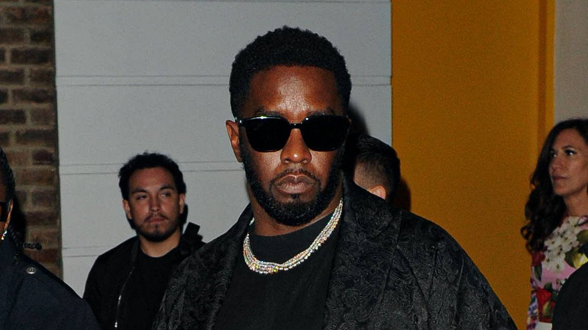 Videón, ahogy brutálisan bántalmazza barátnőjét a világhírű rapper, Diddy – (18+)