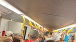 Tłum ludzi w warszawskim metrze