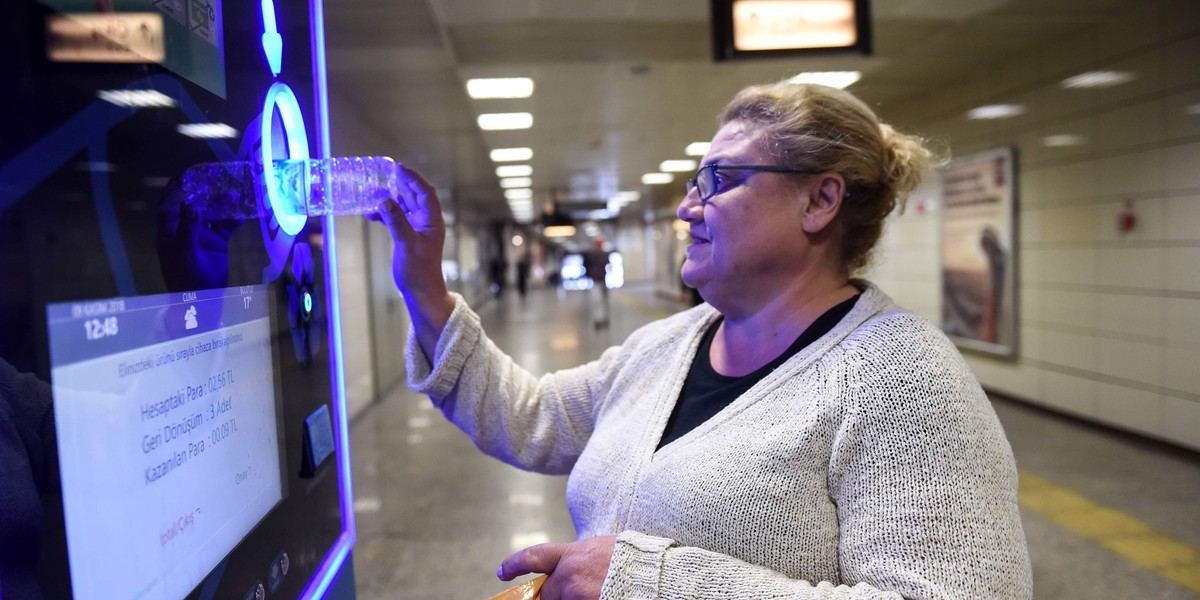 Tak wygląda automat w Stambule, w którym można zapłacić plastikowymi butelkami za doładowanie karty komunikacji miejskiej