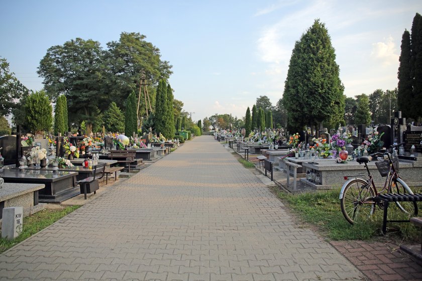 Mieszkańcy Brzezin poskarżyli się papieżowi na cmentarną drożyznę