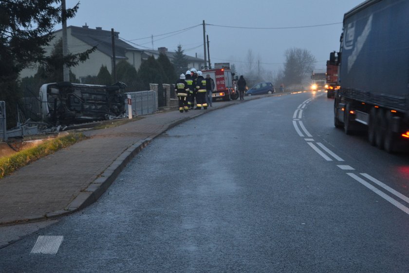 Zawiercie. Pod Żerkowicami na drodze nr 78 toyota uderzyła w betonowy płot